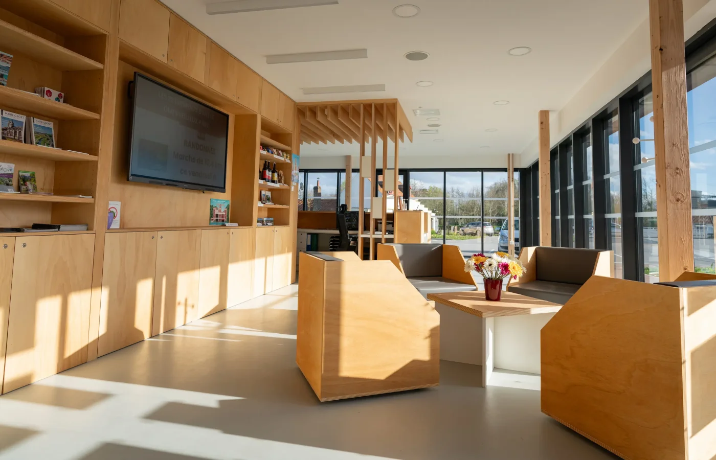 Espace d'accueil moderne du port fluvial avec mobilier bois, baies vitrées et terrasse