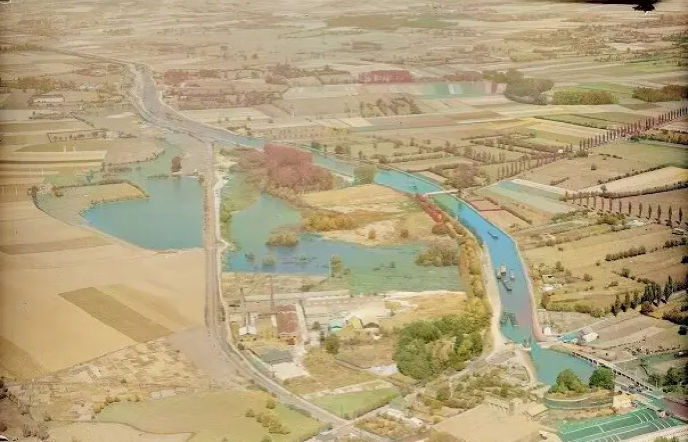 Vue aérienne du port fluvial d'Aire-sur-la-Lys avec rivière et installations touristiques