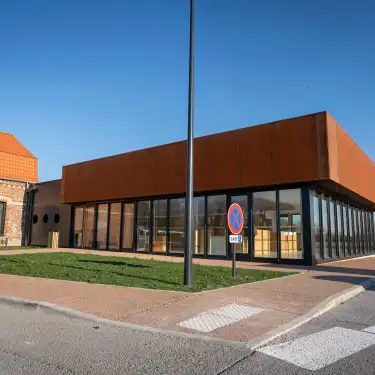 Bâtiment moderne avec façade rouille et toiture orangée, architecture contemporaine au port de plaisance d'Aire-sur-la-Lys