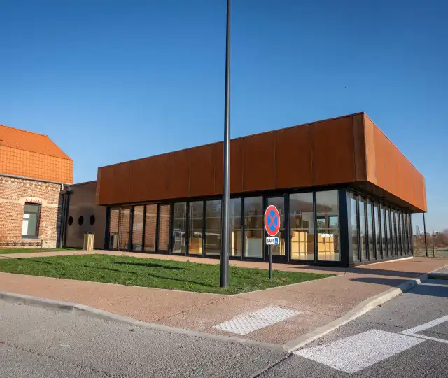 Bâtiment moderne avec façade rouille et toiture orangée, architecture contemporaine au port de plaisance d'Aire-sur-la-Lys